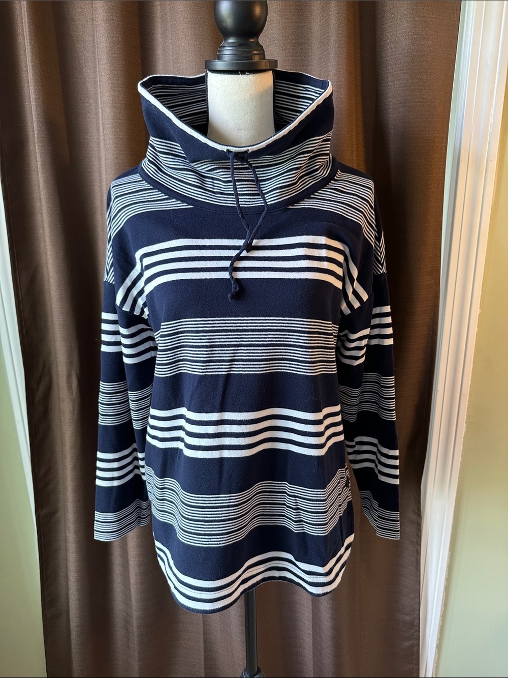 T by Talbots Funnelneck Pullover Top. Size Large.
